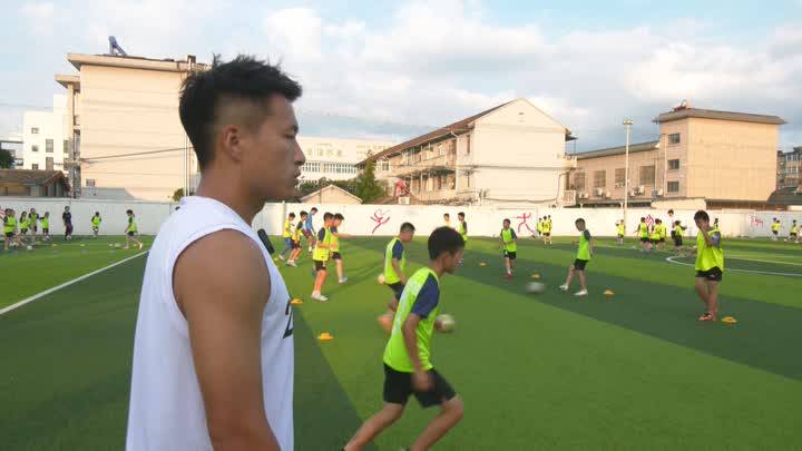 新闻特写：不负热爱赴“苏超” “黑白”足球双面生活