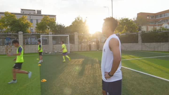 新闻特写：不负热爱赴“苏超” “黑白”足球双面生活
