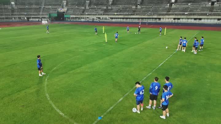 新闻特写：不负热爱赴“苏超” “黑白”足球双面生活